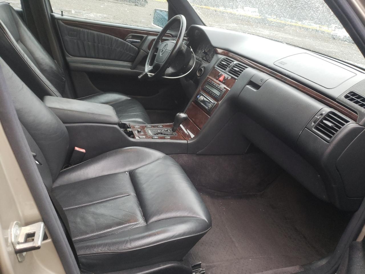 Photo 5 from auction – 1997 MERCEDES-BENZ E 320 with VIN WDBJF55F0VA383869
