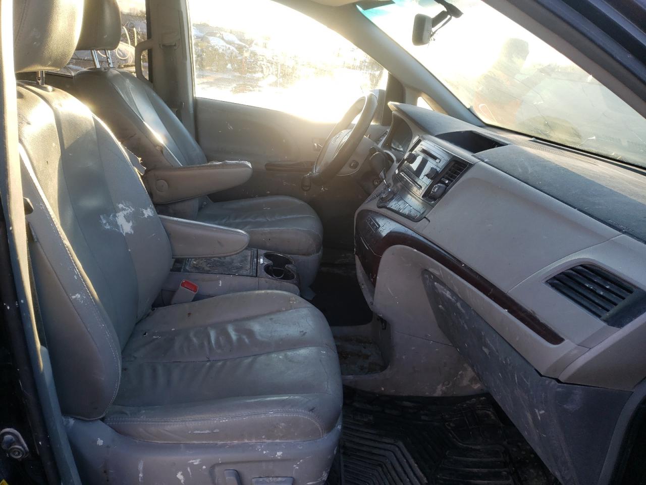 Photo 5 from auction – 2013 TOYOTA SIENNA XLE with VIN 5TDYK3DC9DS282550