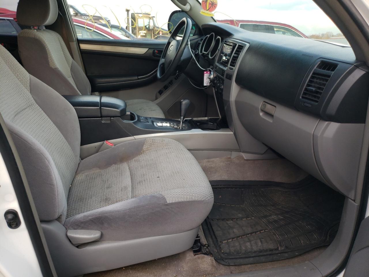 Photo 5 from auction – 2005 TOYOTA 4RUNNER SR with VIN JTEBU14RX50076551