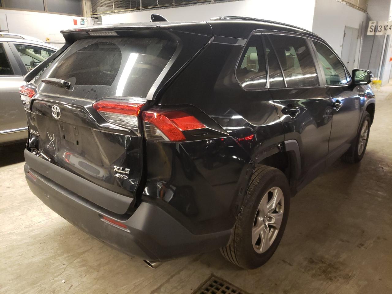 Photo 4 from auction – 2021 TOYOTA RAV4 XLE with VIN 2T3P1RFV9MW152086