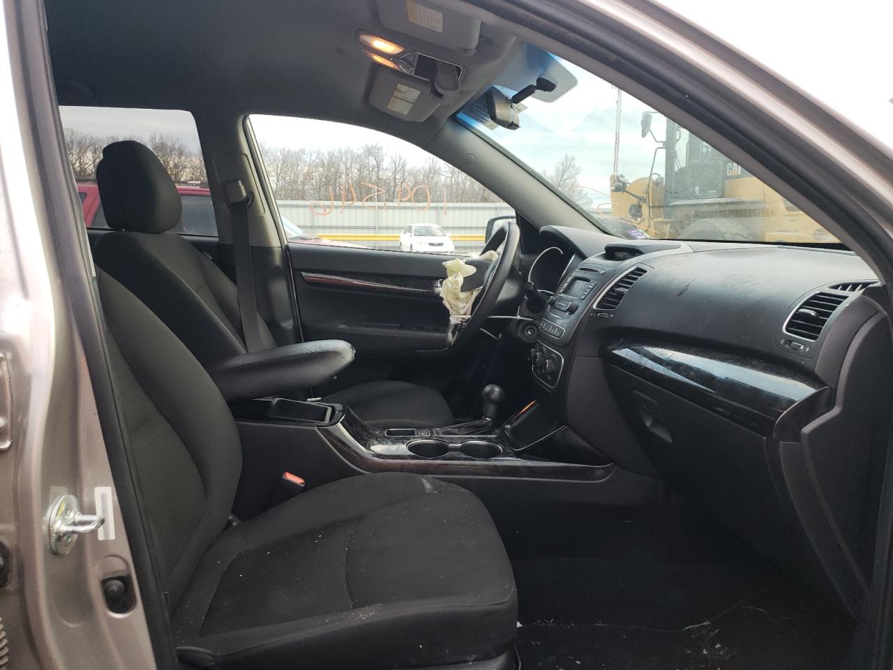 Photo 5 from auction – 2015 KIA SORENTO LX with VIN 5XYKT3A67FG575509