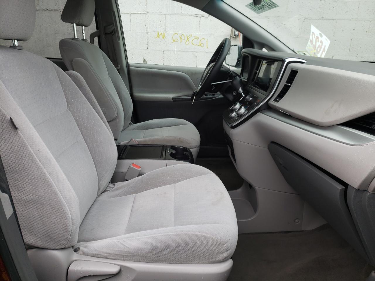 Photo 5 from auction – 2015 TOYOTA SIENNA LE with VIN 5TDKK3DC9FS576507