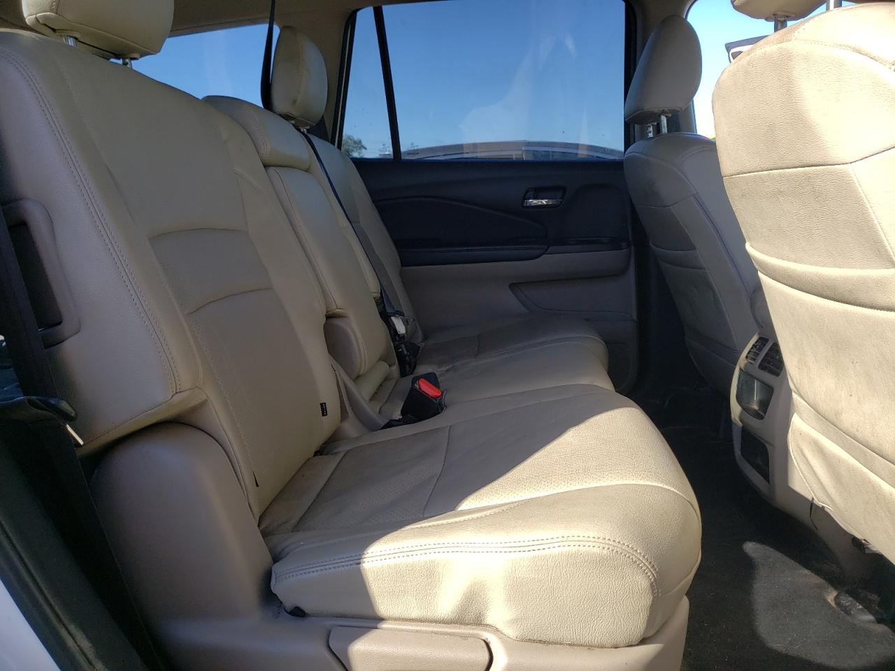 Photo 6 from auction – 2018 HONDA PILOT LX with VIN 5FNYF5H10JB031697