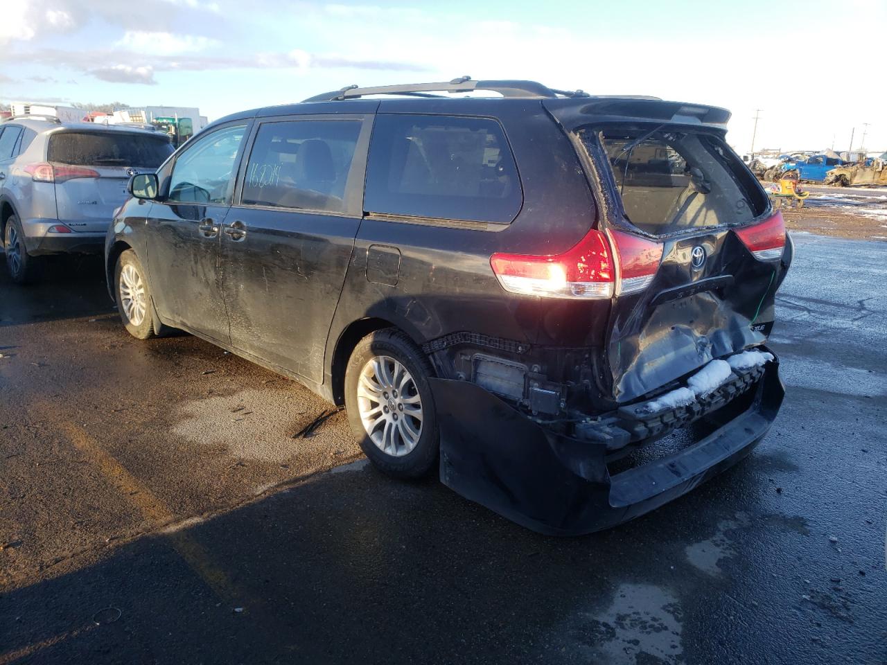 Photo 3 from auction – 2013 TOYOTA SIENNA XLE with VIN 5TDYK3DC9DS282550