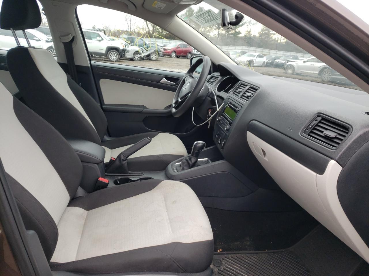 Photo 5 from auction – 2015 VOLKSWAGEN JETTA BASE with VIN 3VW2K7AJ9FM420605
