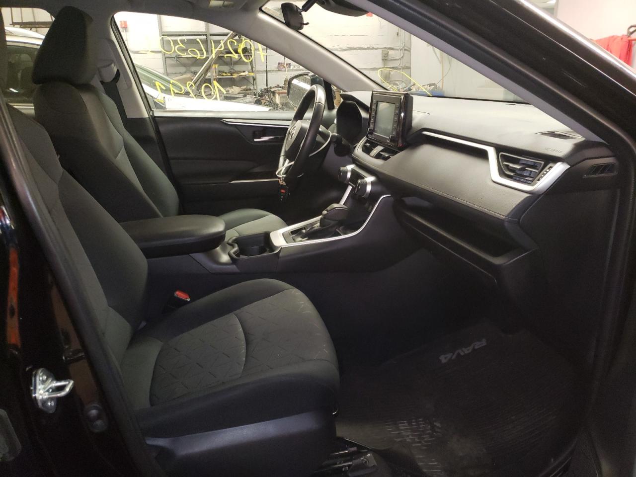 Photo 5 from auction – 2021 TOYOTA RAV4 XLE with VIN 2T3P1RFV9MW152086