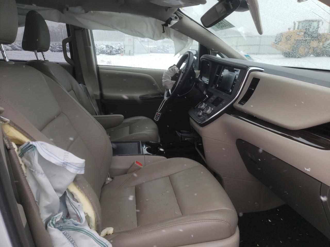 Photo 5 from auction – 2018 TOYOTA SIENNA XLE with VIN 5TDDZ3DC0JS203563