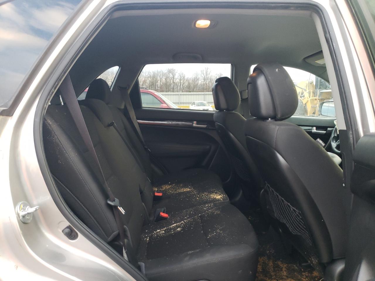 Photo 6 from auction – 2015 KIA SORENTO LX with VIN 5XYKT3A67FG575509
