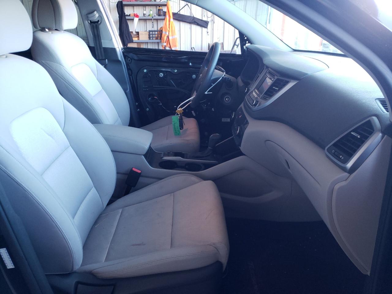 Photo 5 from auction – 2017 HYUNDAI TUCSON LIM with VIN KM8J33A41HU339218