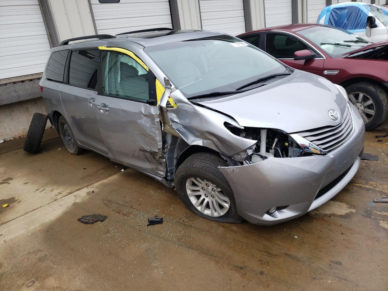 TOYOTA SIENNA XLE 2017 with VIN 5TDYZ3DCXHS863864 - Photo from auction