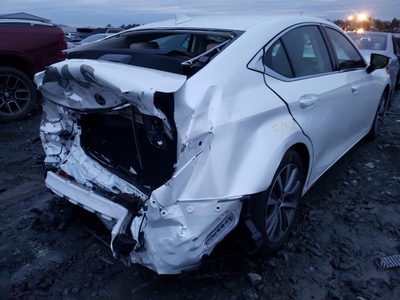 Photo 4 from auction – 2019 LEXUS ES 350 with VIN JTHBZ1B13K2004916
