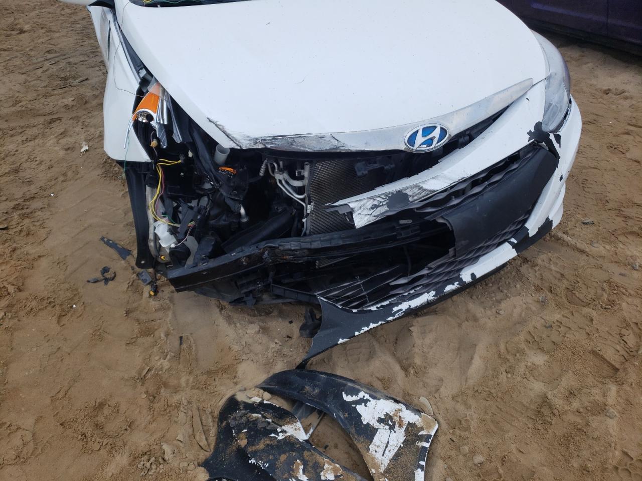 Photo 9 from auction – 2015 HYUNDAI SONATA HYB with VIN KMHEC4A49FA119606