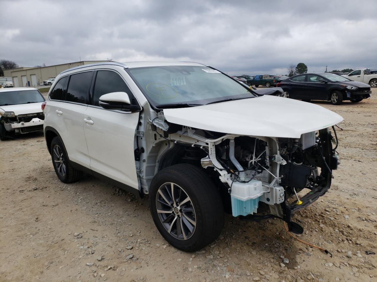TOYOTA HIGHLANDER 2019 with VIN 5TDKZRFHXKS574590 - Photo from auction