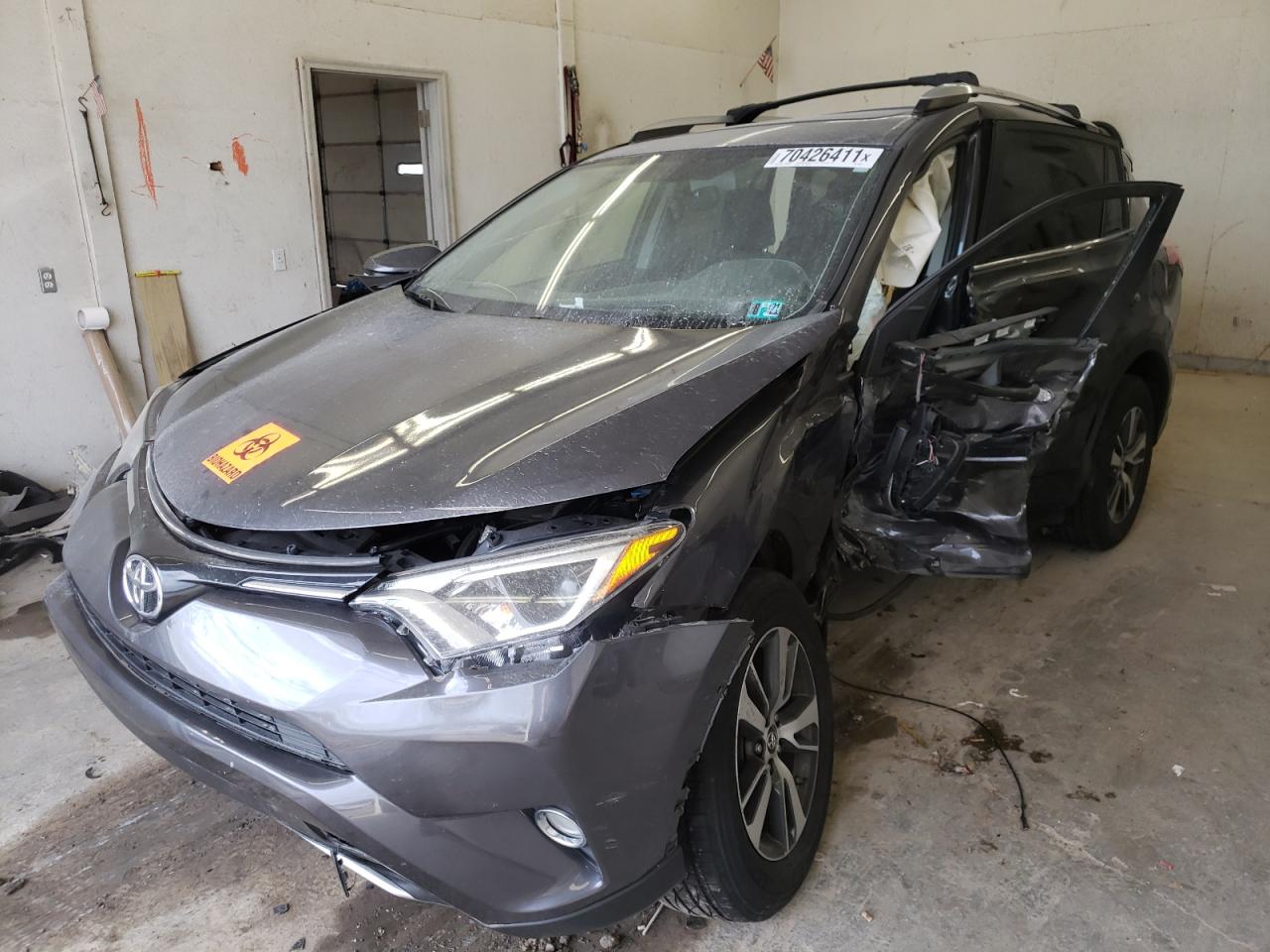 Photo 2 from auction – 2016 TOYOTA RAV4 XLE with VIN JTMRFREVXGJ095556