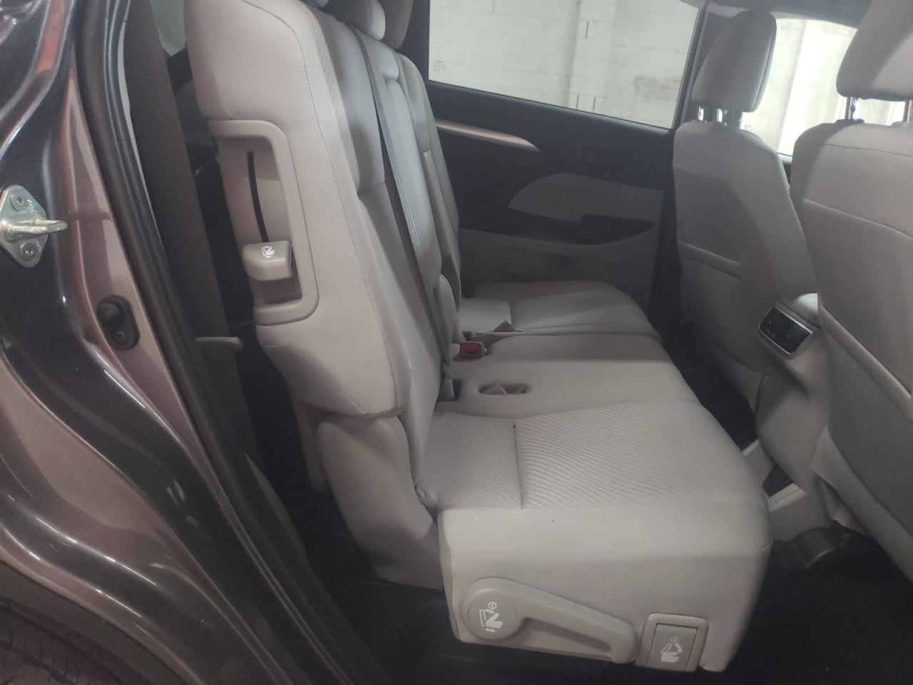 Photo 6 from auction – 2019 TOYOTA HIGHLANDER with VIN 5TDZARFH5KS056294