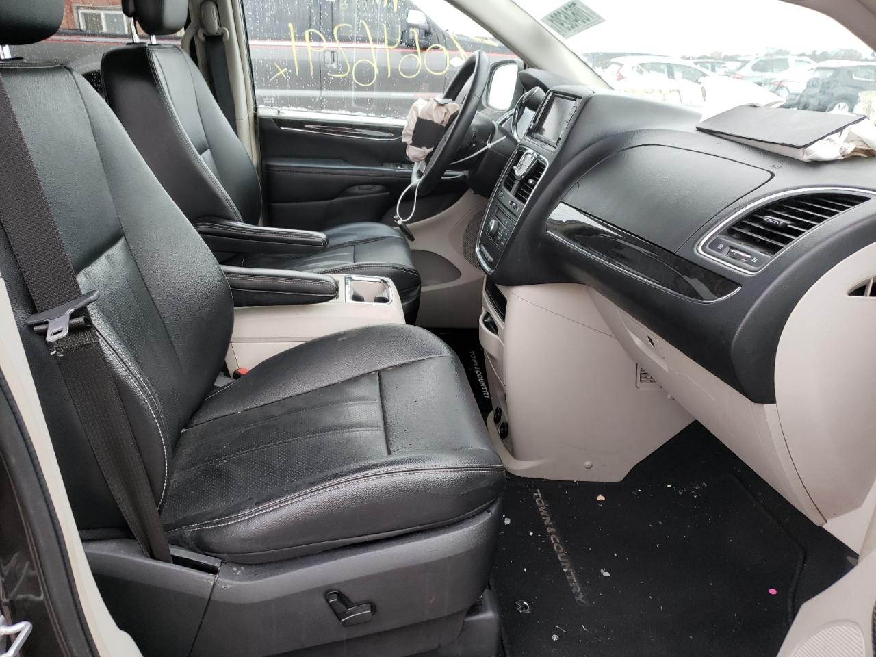 Photo 5 from auction – 2015 CHRYSLER TOWN & COU with VIN 2C4RC1CG3FR546450