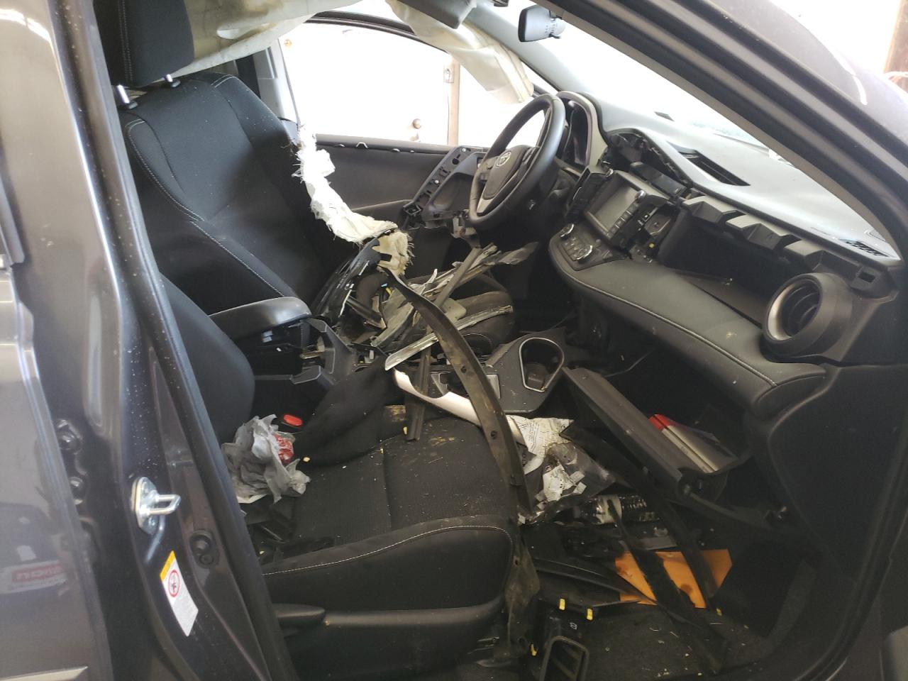 Photo 5 from auction – 2016 TOYOTA RAV4 XLE with VIN JTMRFREVXGJ095556