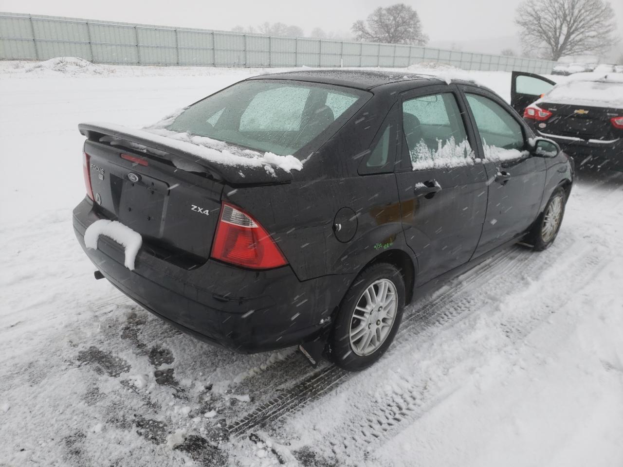 Photo 4 from auction – 2005 FORD FOCUS ZX4 with VIN 1FAFP34N45W161667