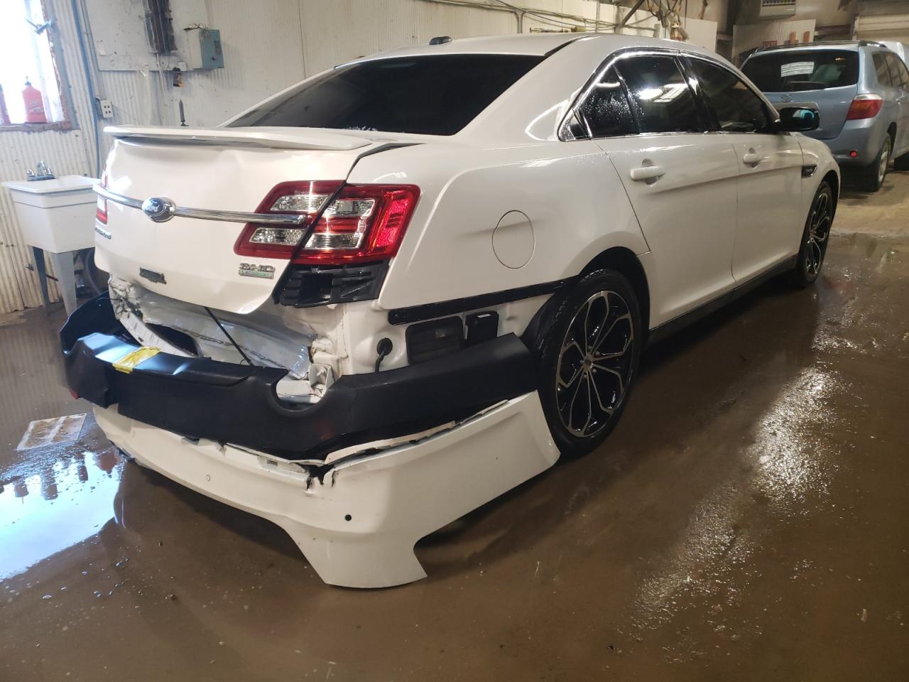 Photo 4 from auction – 2016 FORD TAURUS SHO with VIN 1FAHP2KT1GG158386