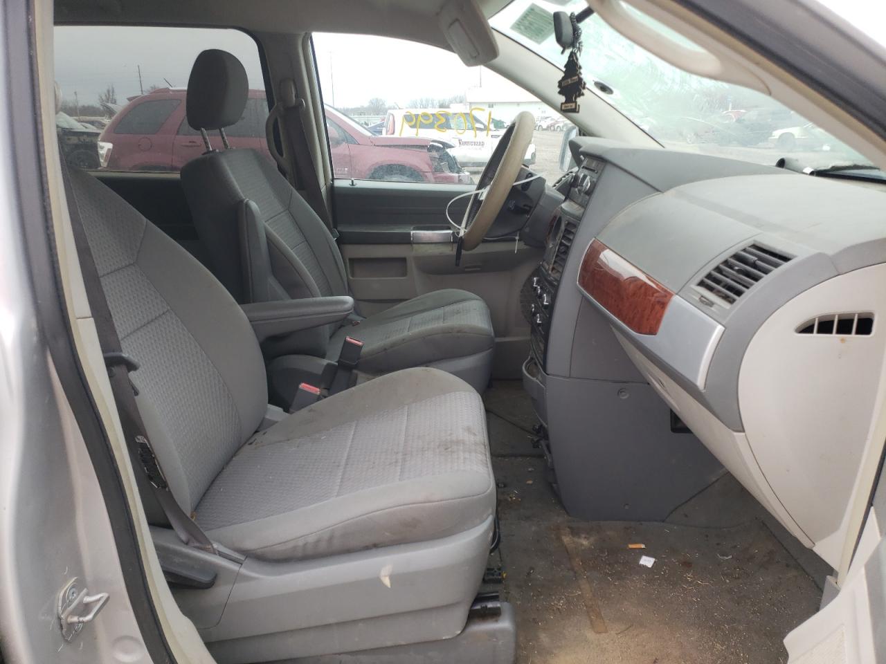 Photo 5 from auction – 2008 CHRYSLER TOWN AND C with VIN 2A8HR54P88R611658