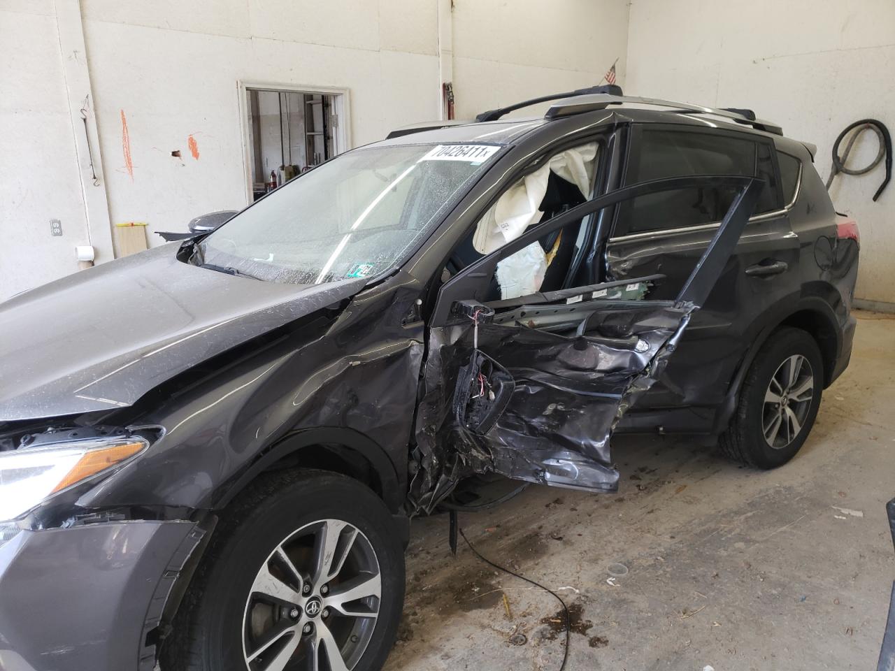 Photo 9 from auction – 2016 TOYOTA RAV4 XLE with VIN JTMRFREVXGJ095556