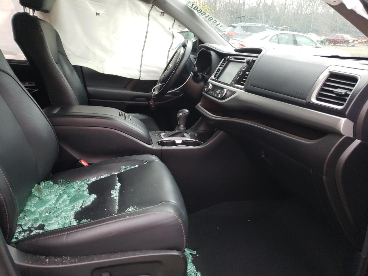 Photo 5 from auction – 2017 TOYOTA HIGHLANDER with VIN 5TDJZRFH6HS389098
