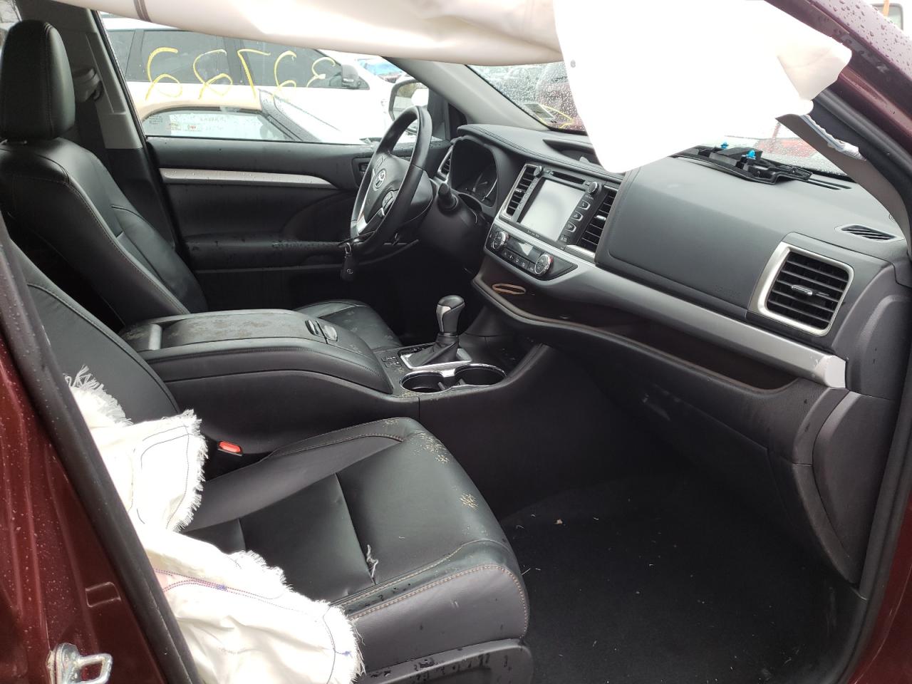 Photo 5 from auction – 2018 TOYOTA HIGHLANDER with VIN 5TDJGRFH7JS043816