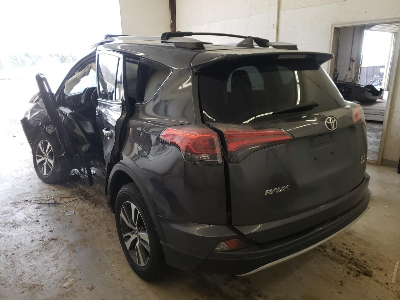 Photo 3 from auction – 2016 TOYOTA RAV4 XLE with VIN JTMRFREVXGJ095556