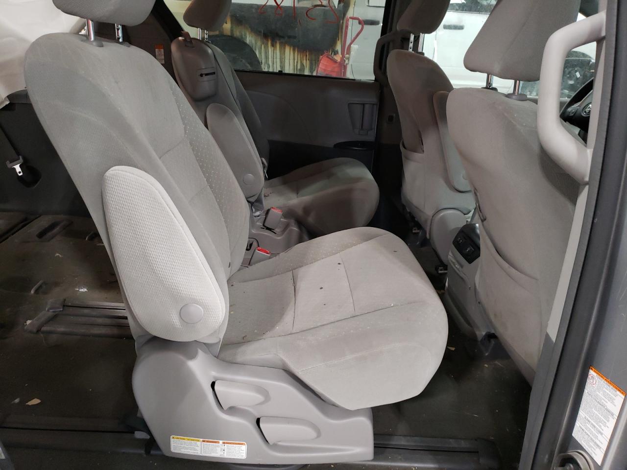 Photo 6 from auction – 2018 TOYOTA SIENNA LE with VIN 5TDKZ3DC9JS947976