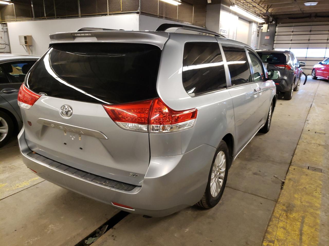 Photo 4 from auction – 2014 TOYOTA SIENNA XLE with VIN 5TDYK3DC7ES493666