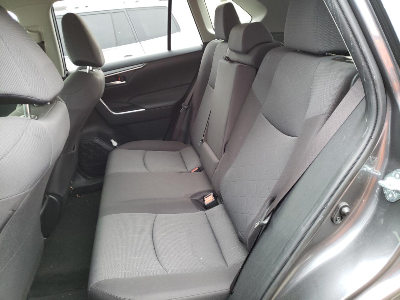 Photo 6 from auction – 2019 TOYOTA RAV4 XLE with VIN JTMP1RFV1KD016805