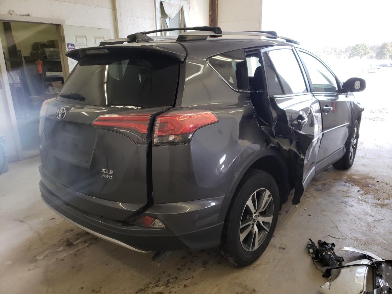 Photo 4 from auction – 2016 TOYOTA RAV4 XLE with VIN JTMRFREVXGJ095556