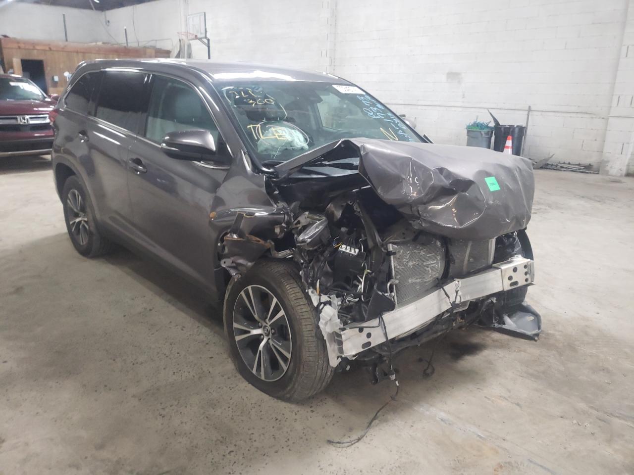 TOYOTA HIGHLANDER 2019 with VIN 5TDZARFH5KS056294 - Photo from auction
