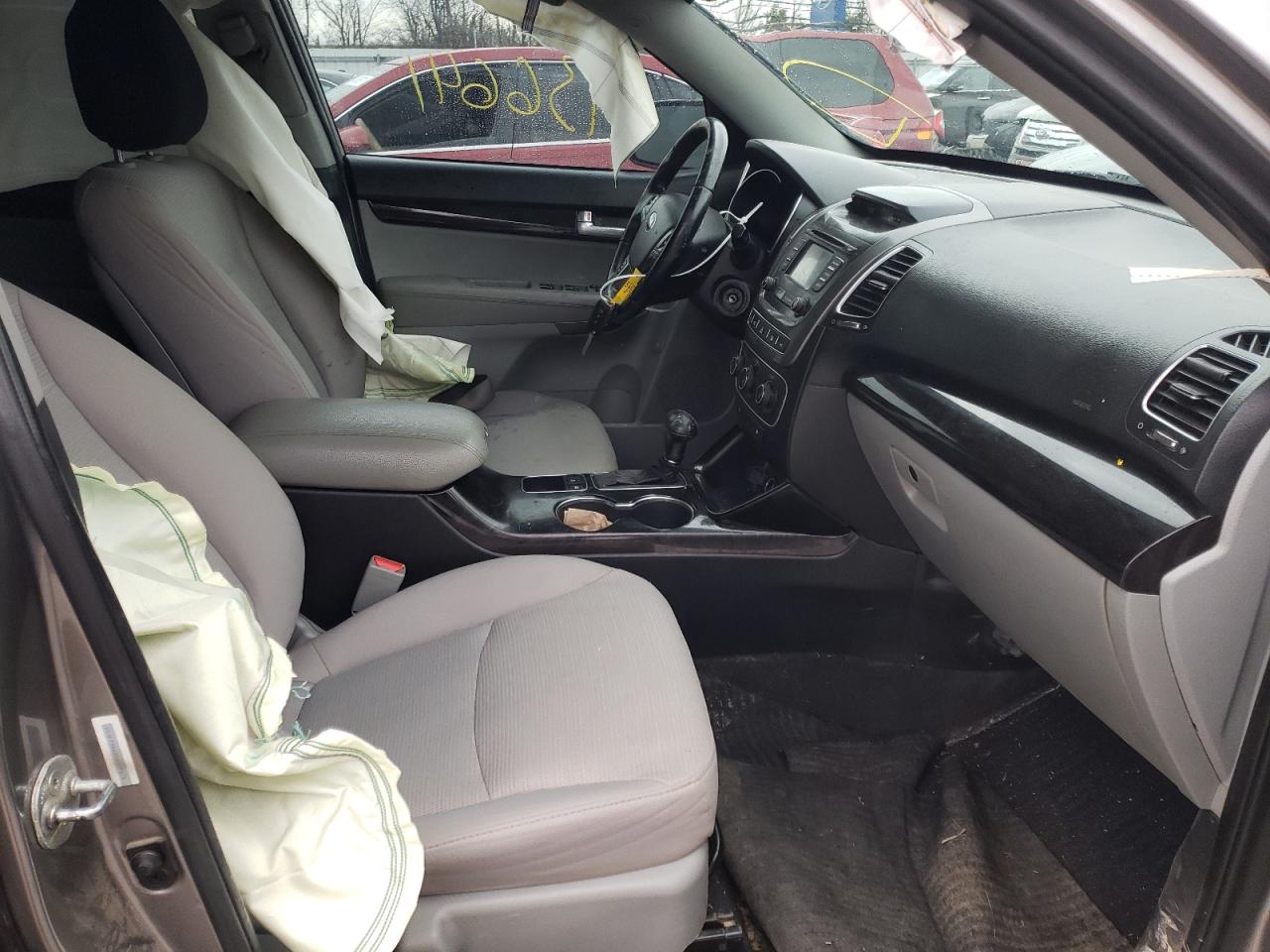 Photo 5 from auction – 2015 KIA SORENTO LX with VIN 5XYKT3A62FG557578