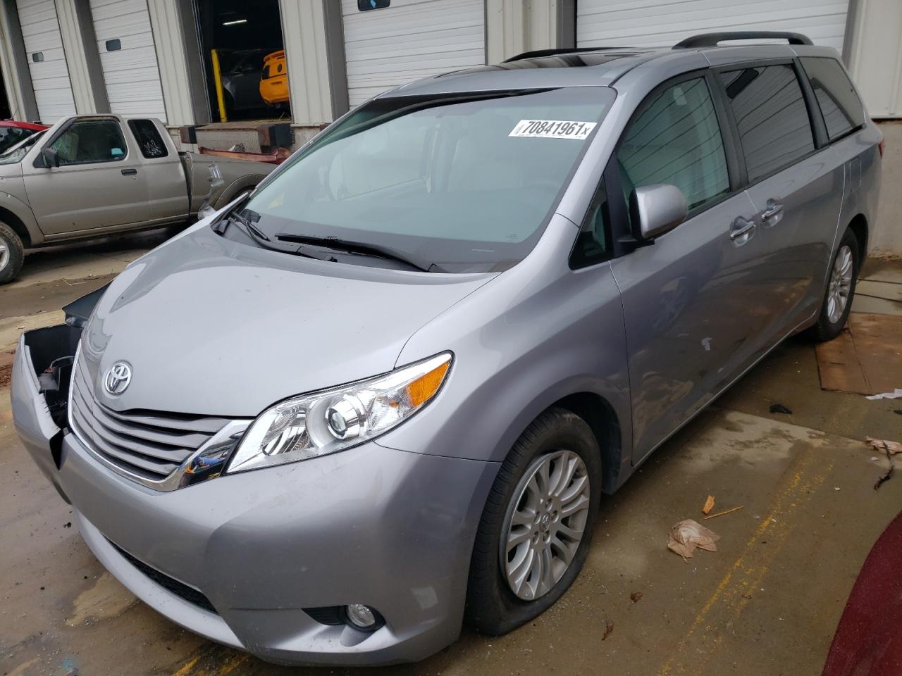 Photo 2 from auction – 2017 TOYOTA SIENNA XLE with VIN 5TDYZ3DCXHS863864