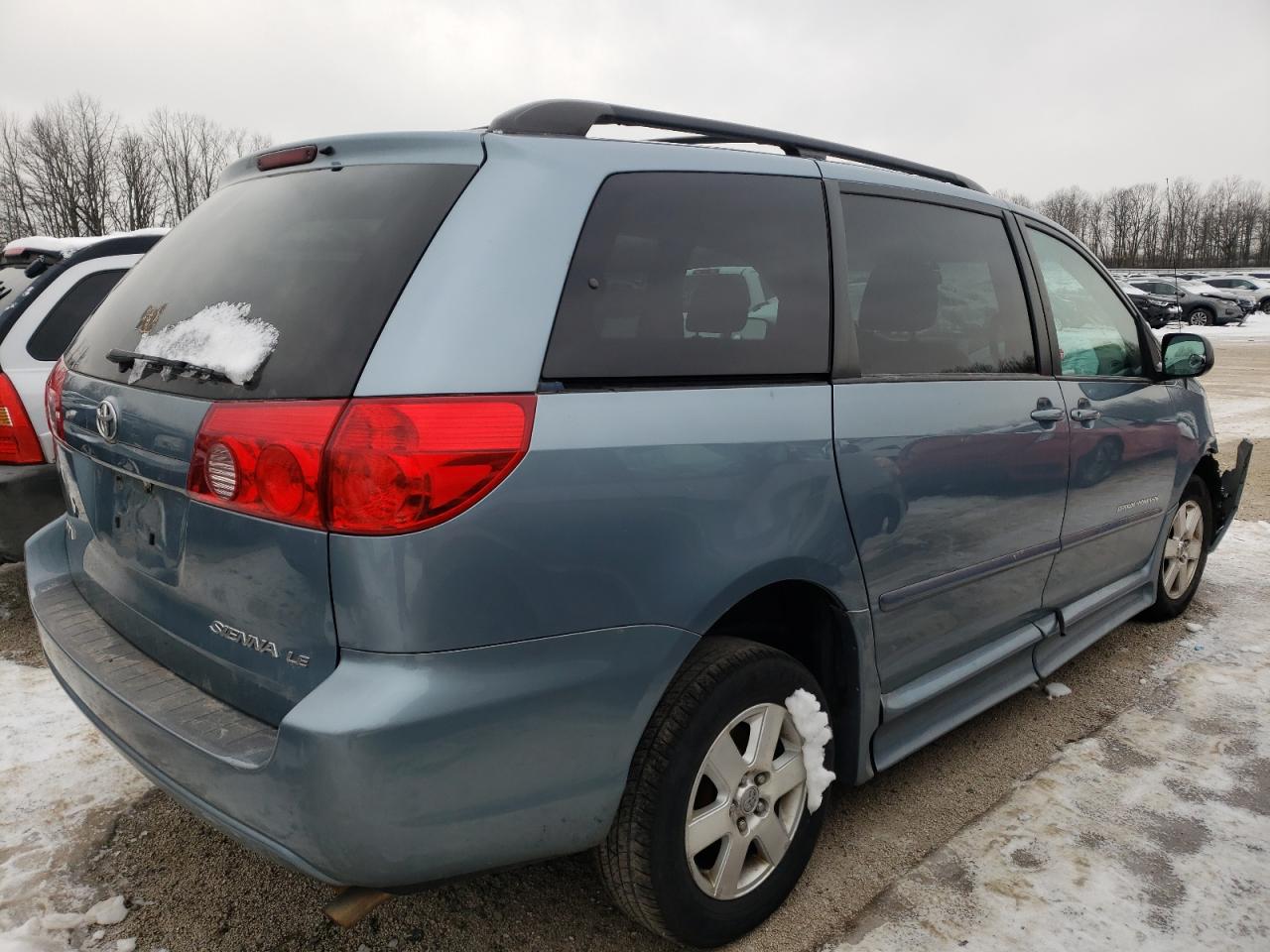 Photo 4 from auction – 2010 TOYOTA SIENNA CE with VIN 5TDKK4CC0AS333099