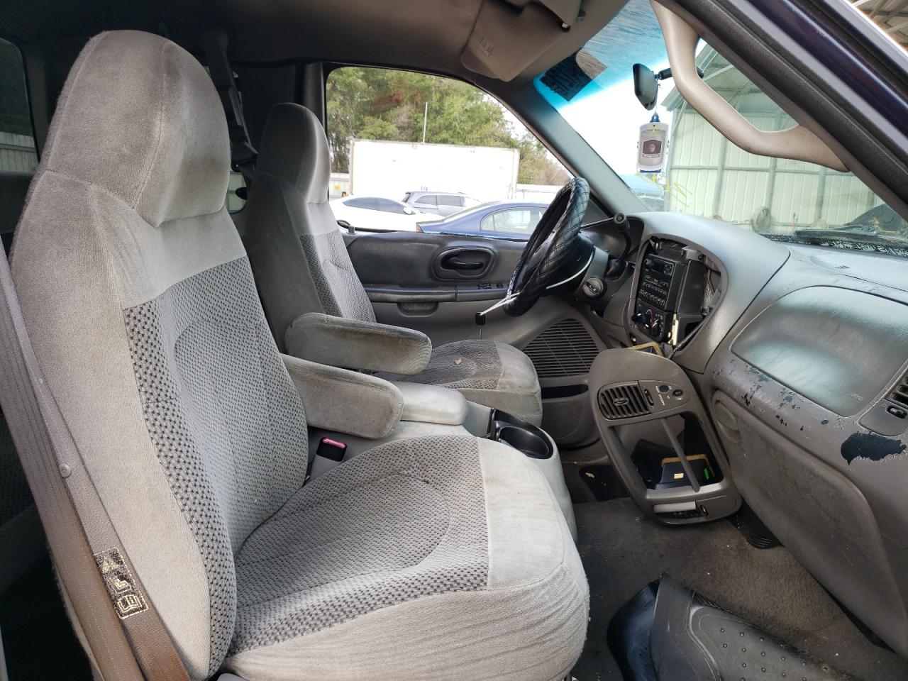Photo 5 from auction – 1999 FORD F150 with VIN 2FTRX07W2XCA82605