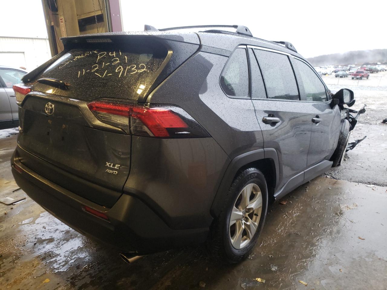 Photo 4 from auction – 2020 TOYOTA RAV4 XLE with VIN JTMP1RFV2LD059132