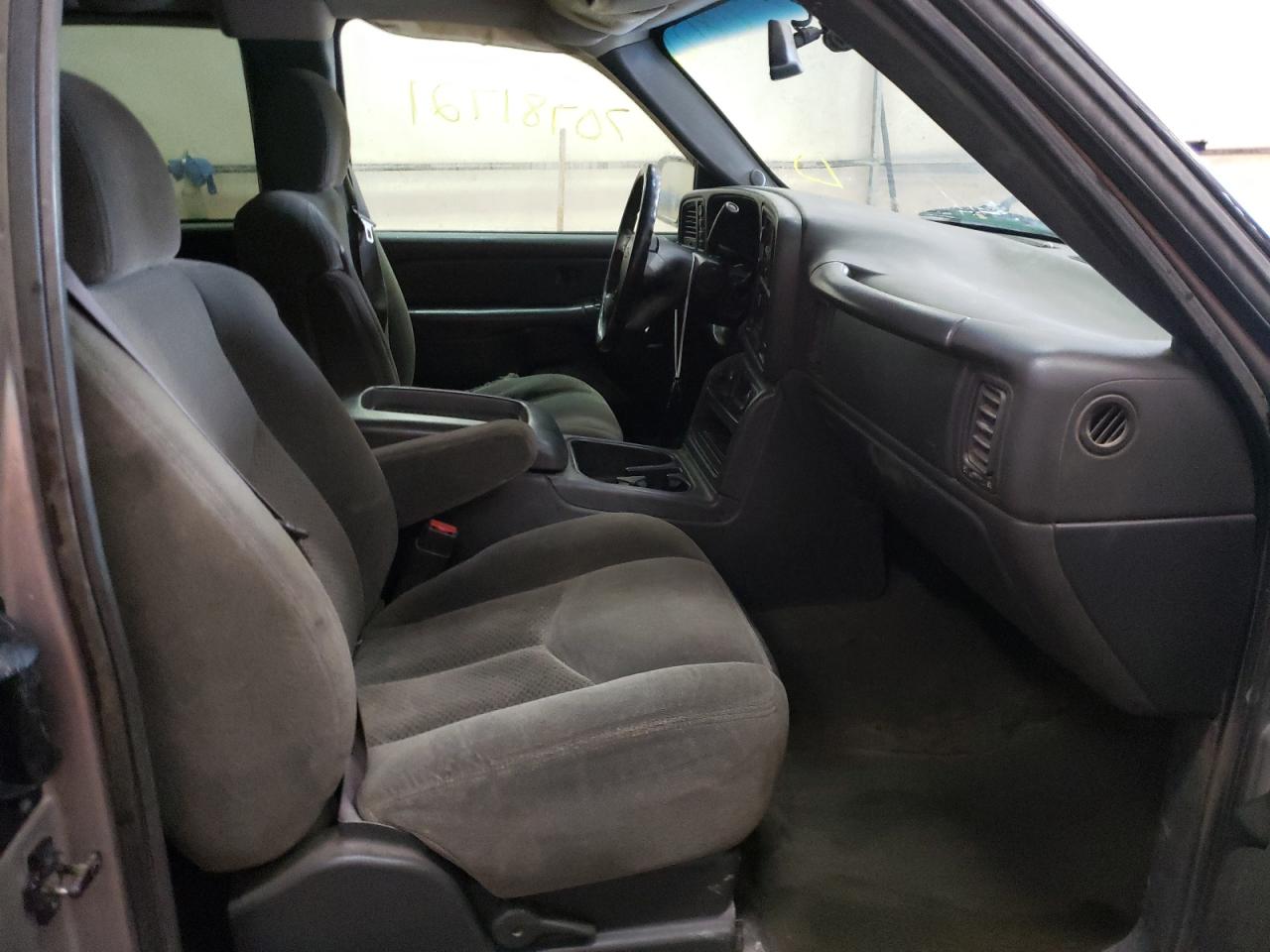 Photo 5 from auction – 2004 CHEVROLET SILVERADO with VIN 2GCEK19TX41124578
