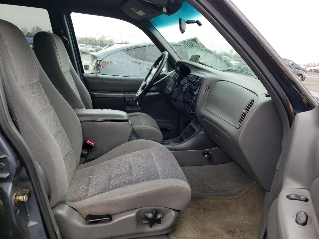 Photo 5 from auction – 2000 FORD EXPLORER X with VIN 1FMZU73E9YUB36008