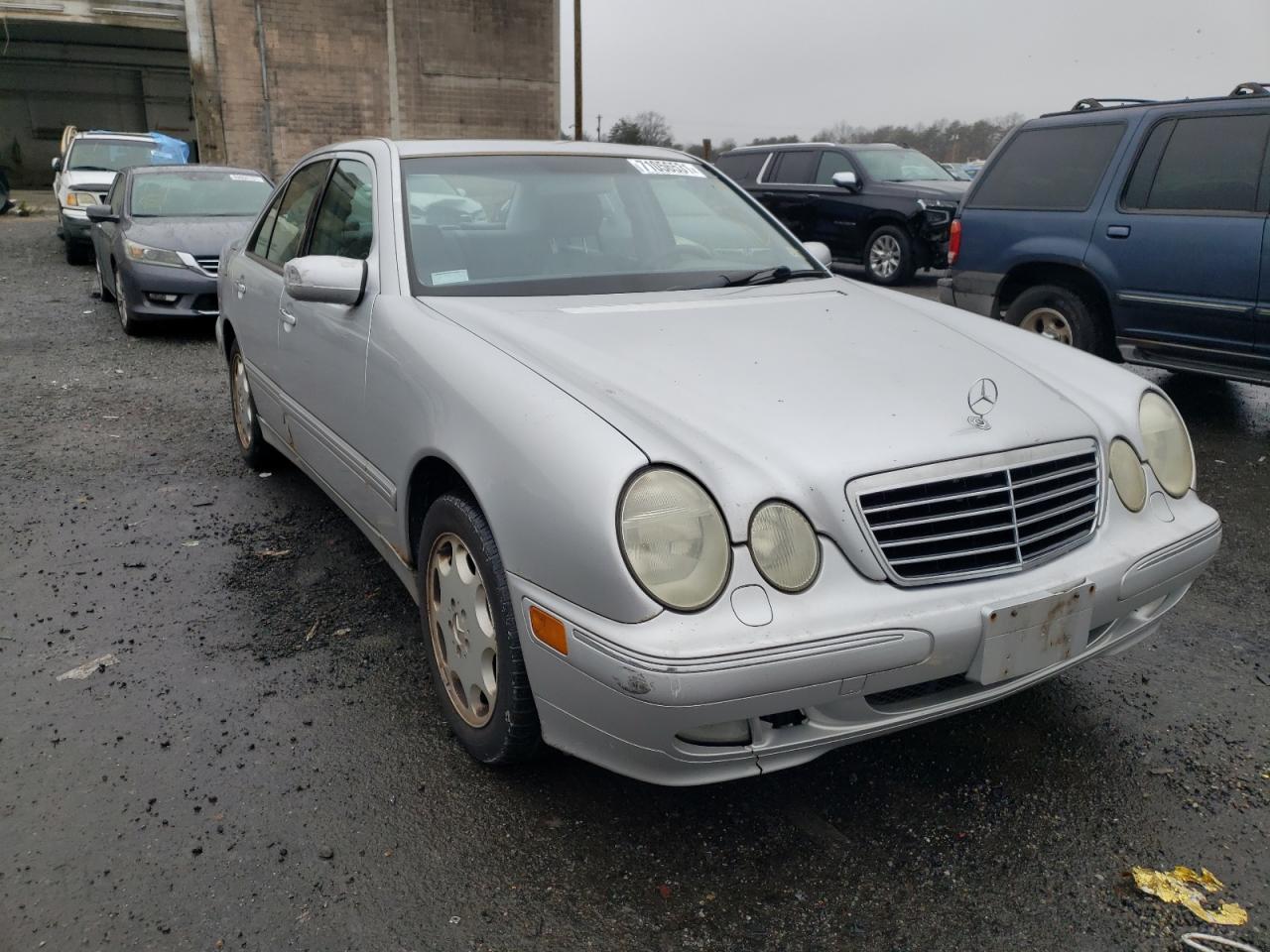 MERCEDES-BENZ E-CLASS 2001 مع رقم تعريف المركبة WDBJF82J61X051971 - صورة من المزاد
