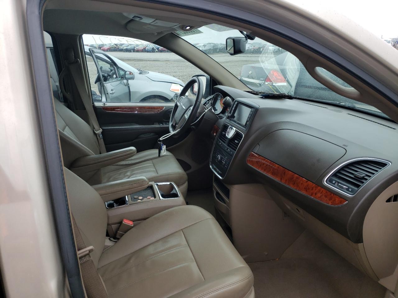 Photo 5 from auction – 2015 CHRYSLER TOWN & COU with VIN 2C4RC1BG8FR595287