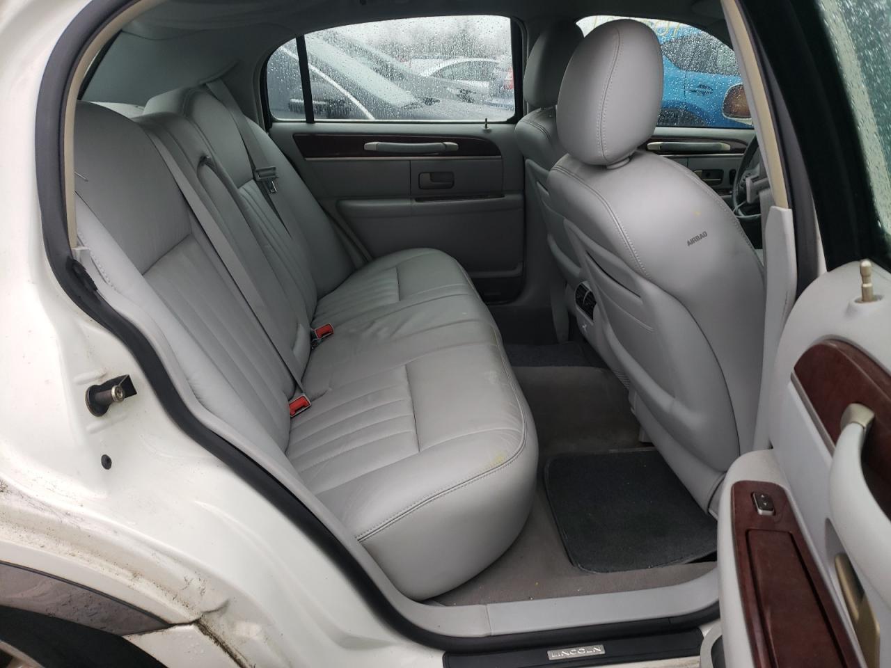 Photo 6 from auction – 2004 LINCOLN TOWN CAR E with VIN 1LNHM81WX4Y678282