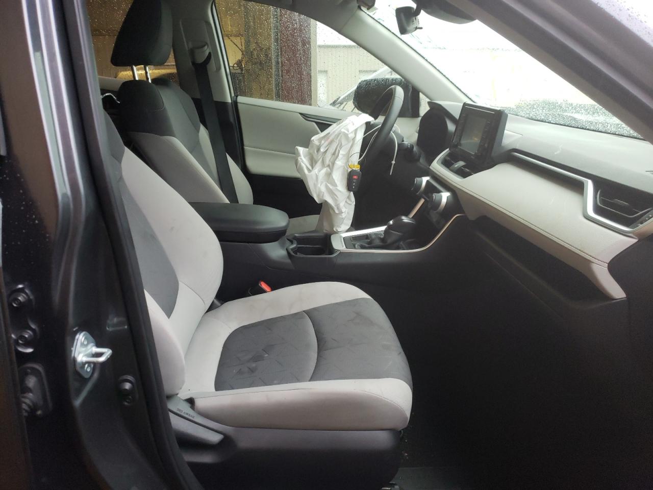 Photo 5 from auction – 2020 TOYOTA RAV4 XLE with VIN JTMP1RFV2LD059132