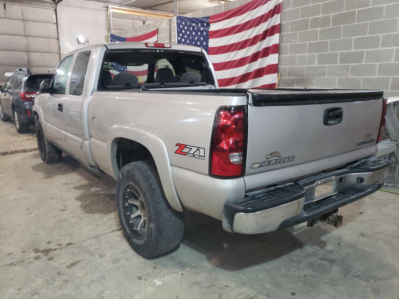 Photo 3 from auction – 2005 CHEVROLET SILVERADO with VIN 2GCEK19BX51320111