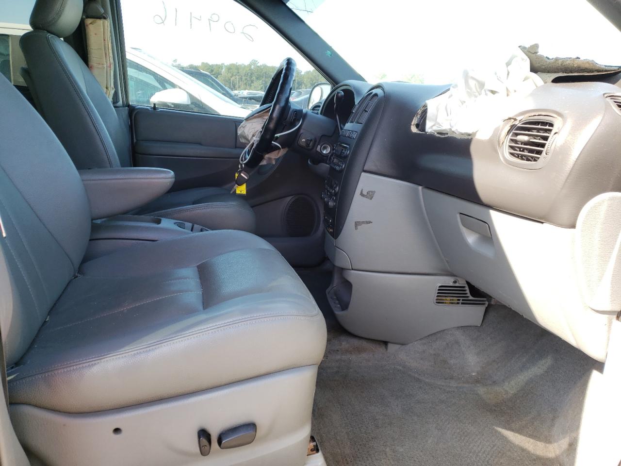 Photo 5 from auction – 2004 DODGE GRAND CARA with VIN 2D8GP44L94R504341