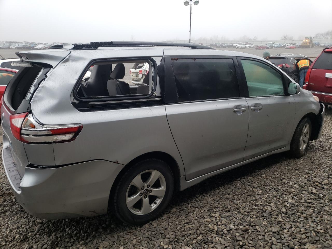 Photo 4 from auction – 2018 TOYOTA SIENNA LE with VIN 5TDKZ3DC9JS904836