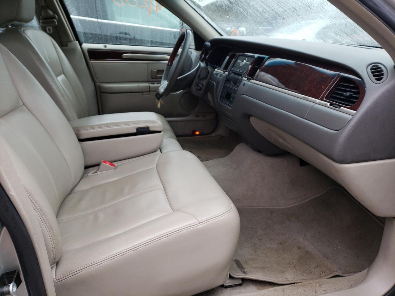 Photo 5 from auction – 2009 LINCOLN TOWNCAR with VIN 2LNHM82V49X600397
