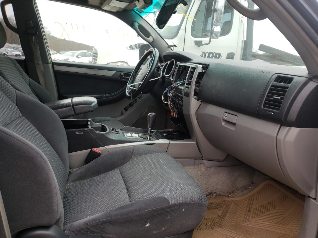 Photo 5 from auction – 2004 TOYOTA 4RUNNER SR with VIN JTEBT14R048016507