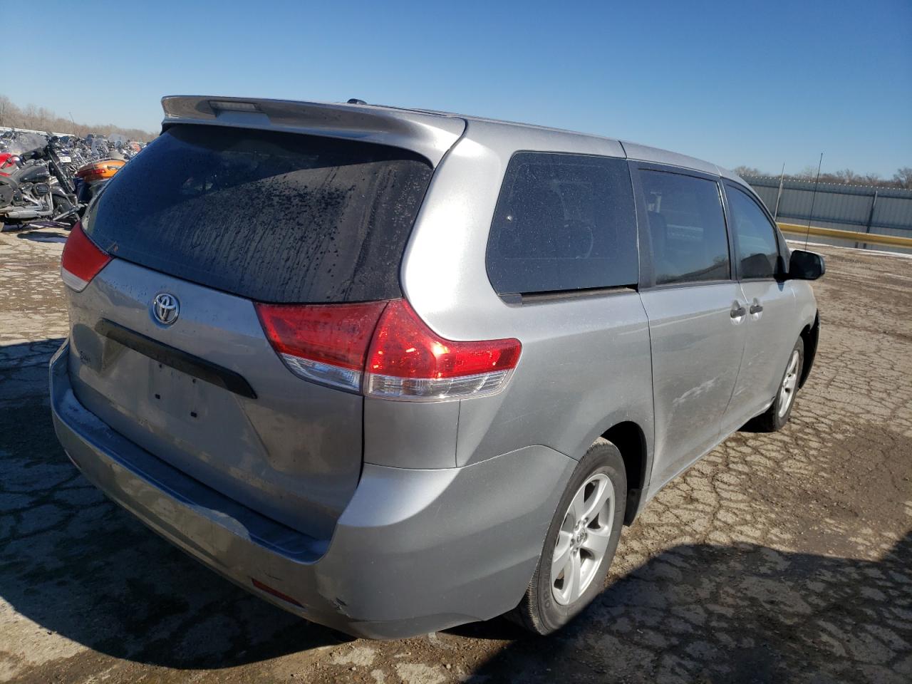 Photo 4 from auction – 2011 TOYOTA SIENNA BAS with VIN 5TDKA3DC9BS005046